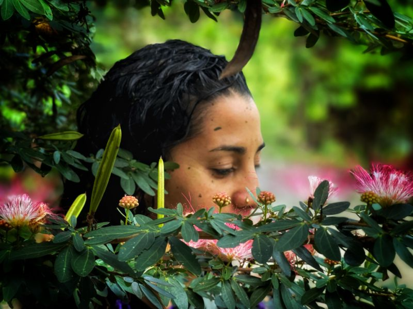 Caya Shobo facilitator Belen stands amongst the Bobinsana branches and flowers